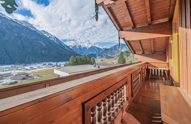 Wohnung mit Balkon in der Nähe eines Schwimmbads