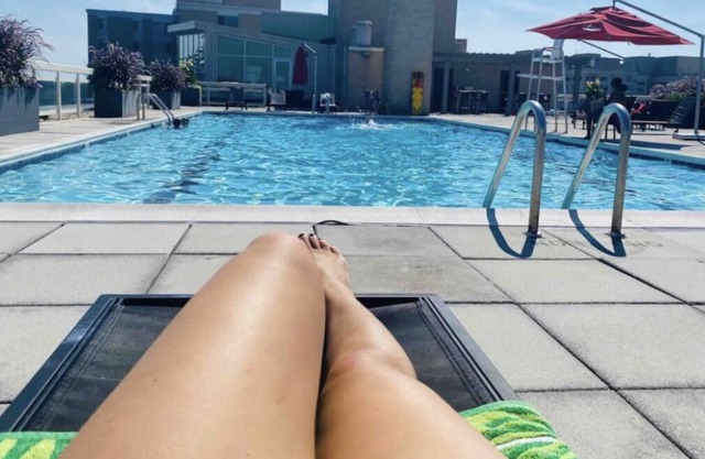 Apartment with balcony, FREE parking and rooftop pool!
