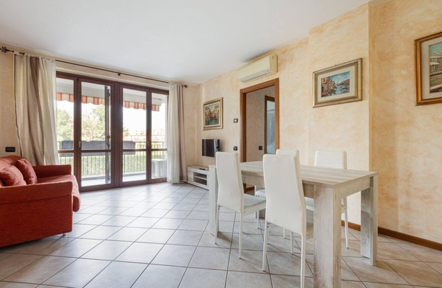 Apartment with balcony 500m from North Park!