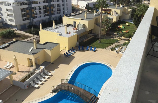 Wohnung mit schönen Aussichten auf den Strand und Marina mit Blick auf private Pools