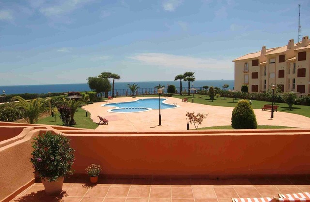 Erdgeschosswohnung mit Pool und Meerblick in Strandnähe