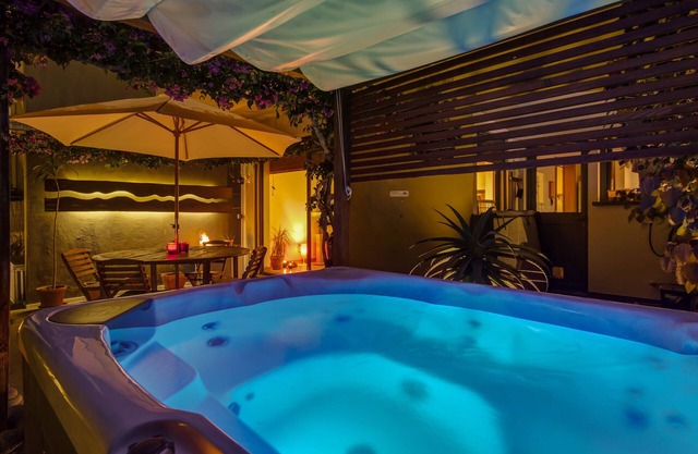 Apartment mit Garten und Whirlpool. Blick aufs Meer. Voll ausgestattet