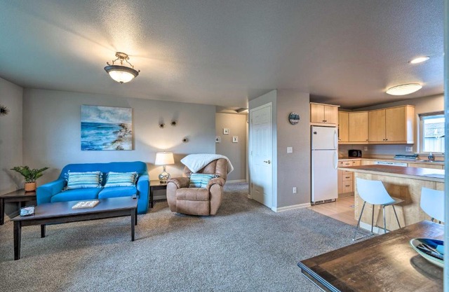 Apartment with Gas Fireplace about half Mi to Beach!