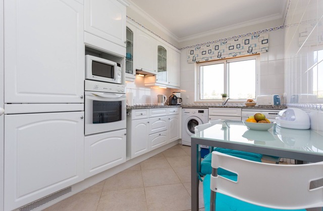 Wohnung mit beheiztem Gemeinschaftspool, Golfblick, Sky-Sport-Kanälen und Spa-Zugang