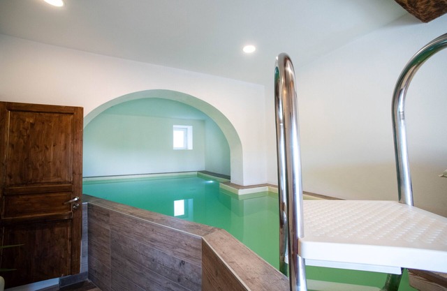 Apartment with heated pool inside, 10 min from the sea, Pet Friendly