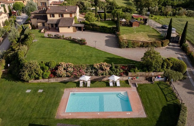 Teil eines Bauernhaus mit Pool schöne Landschaft