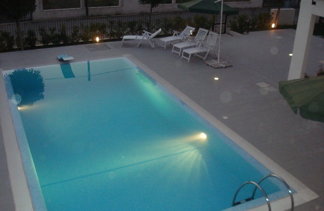 WOHNUNG MIT GEMEINSAMEM POOL. Schlafmöglichkeiten für bis zu 8 Personen.