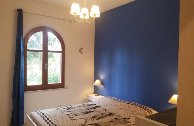 Wohnung mit großem Garten und Tennisplatz