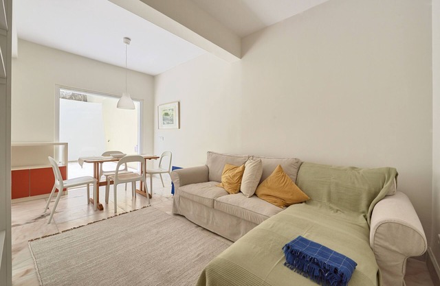 Apartment with patio, 5 minutes to railway station