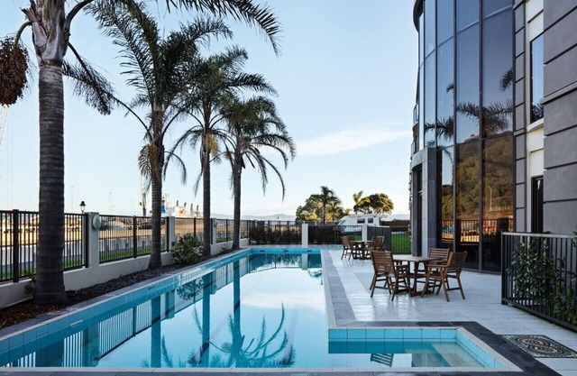 Apartment with pool 600m to CBD