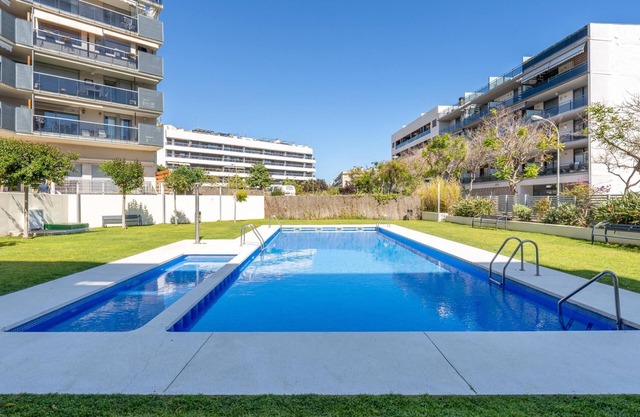 Apartment with pool and parking 350m beach
