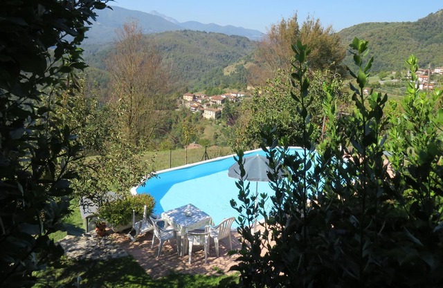 Apartment mit eigenem Garten und Gemeinschaftspool, schöne Aussicht auf die Berge