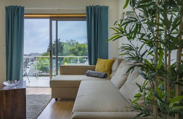 Apartment with sea view, pool access and private parking in Sesimbra