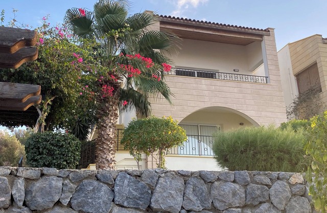 Apartment mit Gemeinschaftspool und Meerblick