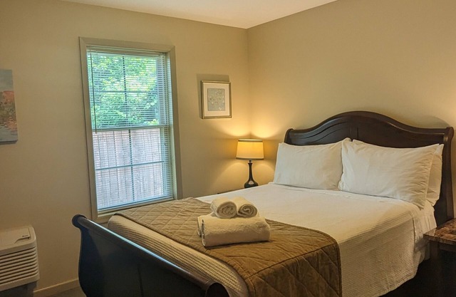 Apartment with spa access Steps from Diamond Mills Resort/Village