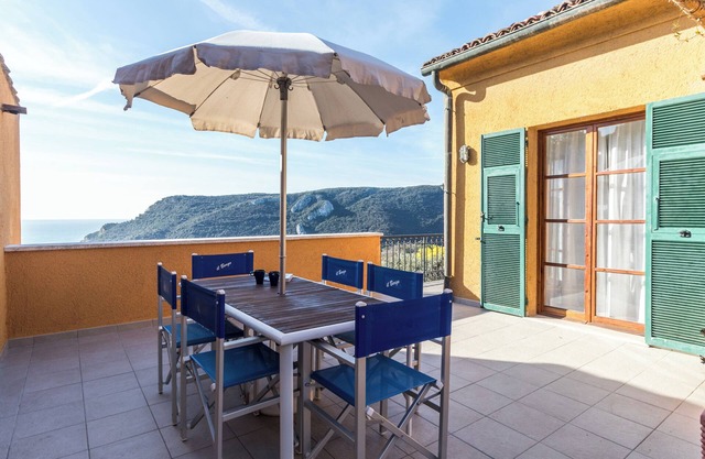 Apartment with terrace, swimming pool, Wi-Fi, A / C and parking