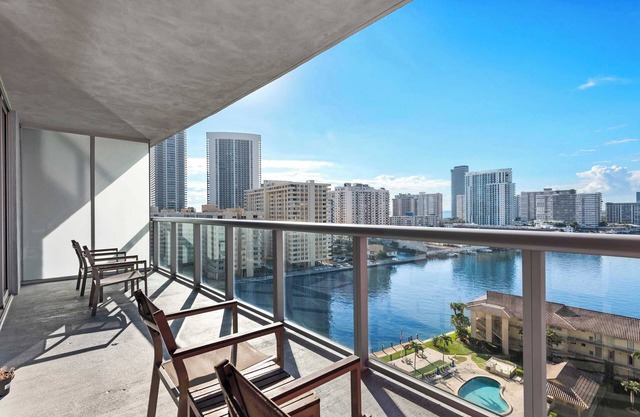 Apartment with Water Views – 12th Floor