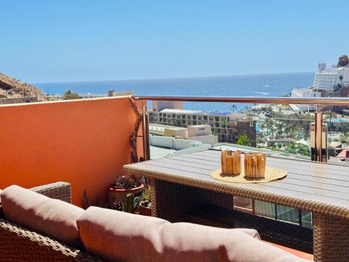 Apartment with views of sea and mountains