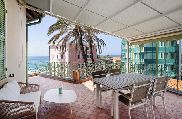 Ferienwohnung 'Wunderschöne Wohnung am Meer Chez Monique' mit Meerblick, privater Terrasse und WLAN