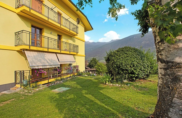Ferienwohnung 'Yellow Apartment' mit Bergblick und Balkon