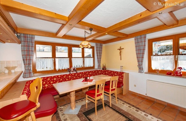 Ferienwohnung 'Zentral 180qm' mit Bergblick, privater Terrasse und Wi-Fi