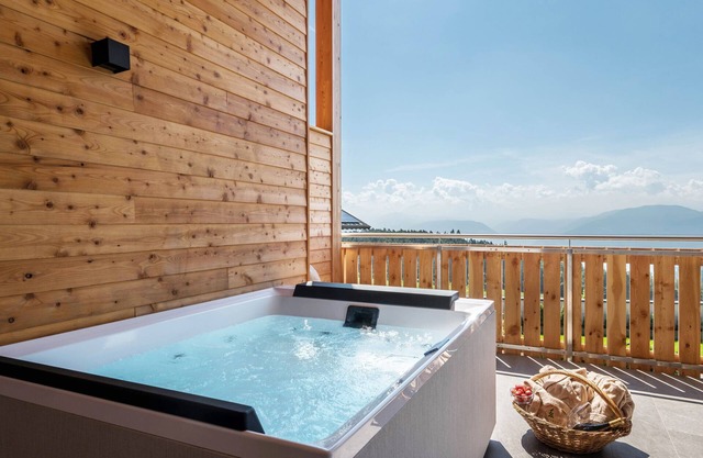 Ferienwohnung 'Zirm' mit Bergblick, privater Terrasse und Whirlpool.