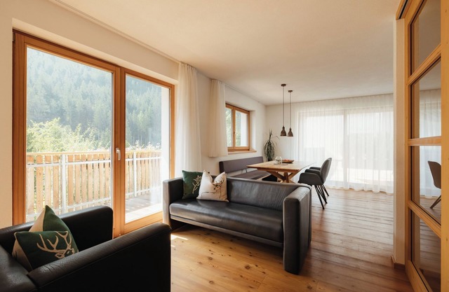 Ferienwohnung 'Zirm' mit Bergblick, privater Terrasse und WLAN