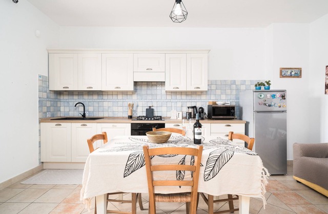 Apartamento 'Ziu Jori' con terraza privada, jardín compartido y Wi-Fi
