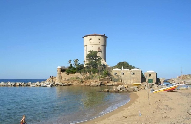 Wohnungen in alten Turm auf dem Meer