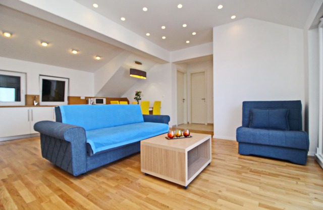 Apartments Kula - Apartment mit 3 Schlafzimmern, Terrasse und Meerblick C5