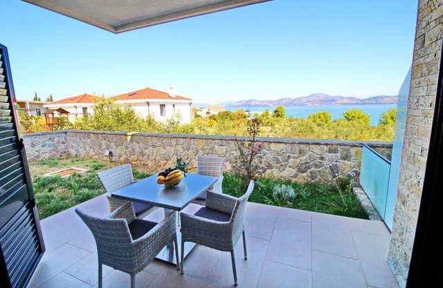 Apartments Kula - Apartment mit 2 Schlafzimmern, Terrasse und Meerblick C2