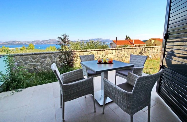 Apartments Kula - Apartment mit 2 Schlafzimmern, Terrasse und Meerblick C4