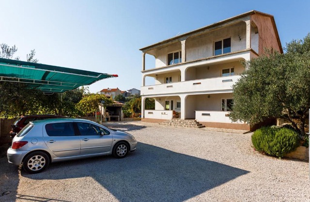 Apartments with parking space Kornic, Krk - 5306