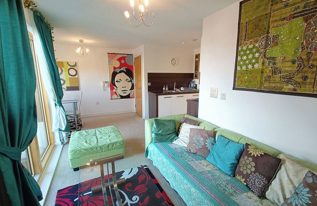 ApartmentSleeps5-Balcony-PetFriendly-AOArena-HeatonPark-OnStreetParking