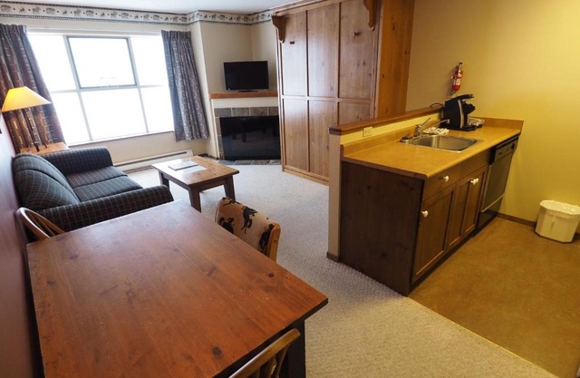 Apex Mountain Inn Suite 221-222 Condo