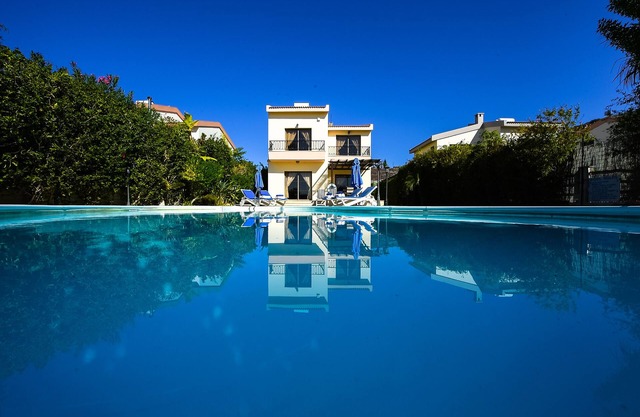 APOLLO Villa. Eine 3-Zimmer-Luxus-Villa 200 Meter von der Bucht von Pissouri