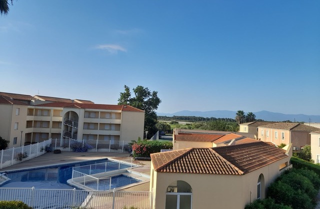 Apparently sleeps 4 in secure residence. Swimming pool and private parking.