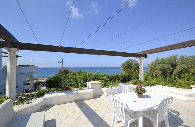 Apollonia Apartment A: Eine helle und sonnige Wohnung, die Teil einer Villa auf einer Etage im Grünen ist.