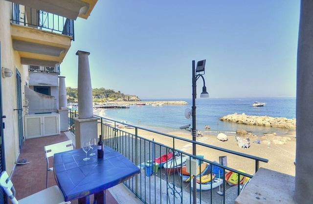 Appartamento Naia A: A graceful apartment located right on the beach, with Free WI-FI.