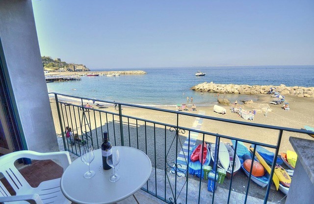 Appartamento Naia B: A graceful apartment located right on the beach, with Free WI-FI.
