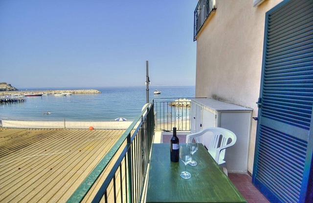 Appartamento Naia C: A graceful apartment located right on the beach, with Free WI-FI.