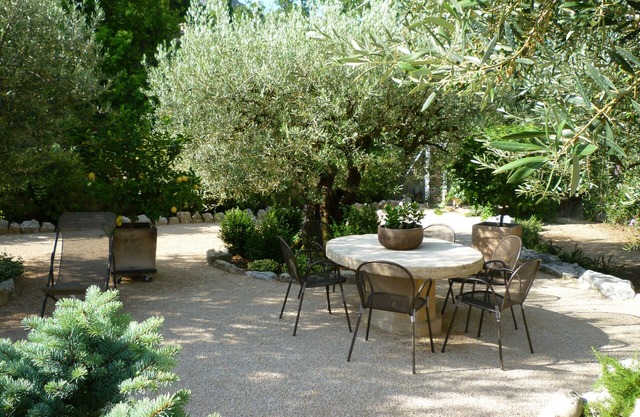 Appartem. 60 m² klimatisiert am Fuße des Luberon & atemberaubender Blick auf den gepflegten Garten