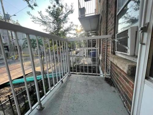 Appartement 1 chambre avec balcon près Métro Frontenac 2159-01