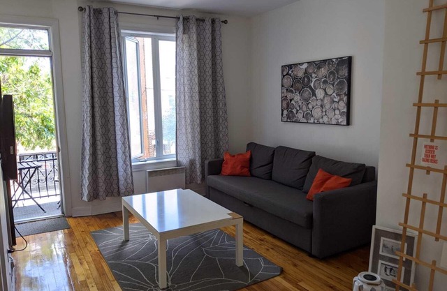 Appartement Charmant et Lumineux de Deux Chambres au Coeur de Villeray