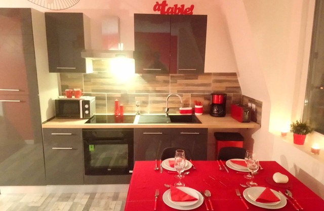 Apartment-Stadt-Eigenes Badezimmer-Blick auf den Fluss