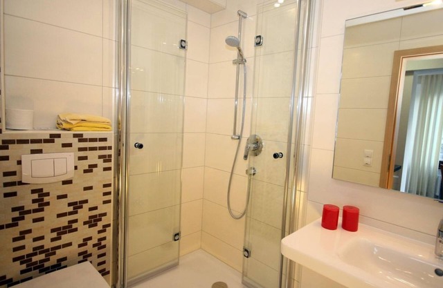 Appartement mit Balkon, Dusche, WC, Kat. 2/1 Raum - Ferienwohnungen Café