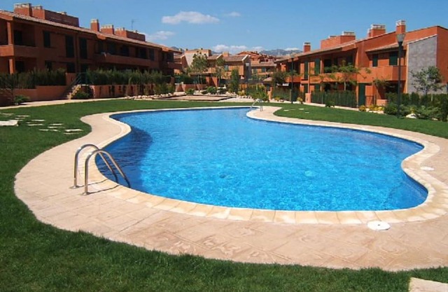 Appartement résidentiel avec jardin et piscine