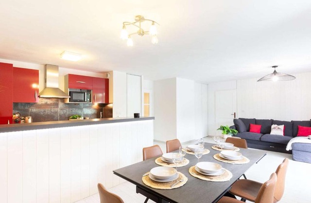 Appartement spacieux 8 pers, centre village, balcon, parking, proche télécabine & thermes - FR-1-296-475