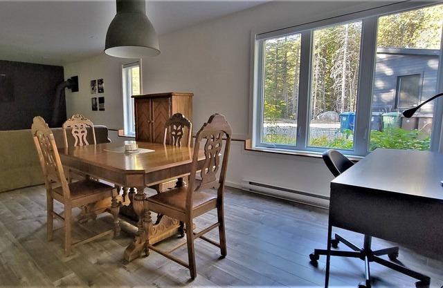 Appartment in the wood, 5 minutes away from the village and ski hill!