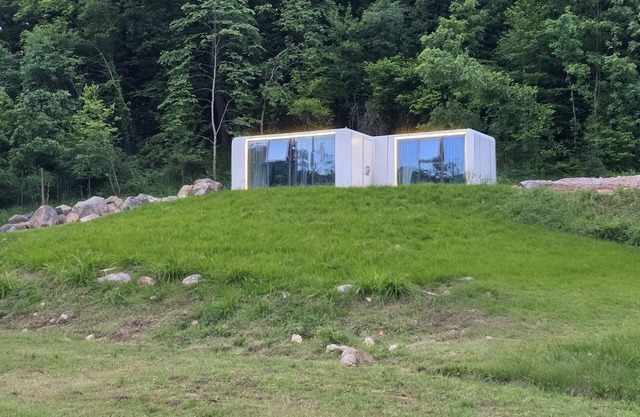 APPLE Capsule Home with HOT-TAB. Pet-Friendly! Peaceful, natural, organic place.